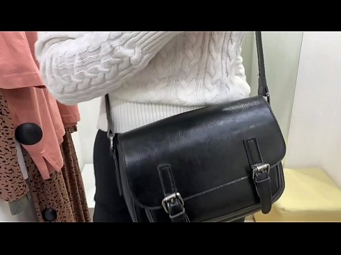 ❤️ Masturbazione pubblica della giovane cagna FeralBerry con un dildo nel camerino ️ Pornoal it.vlad-massage-salon.ru ️❤