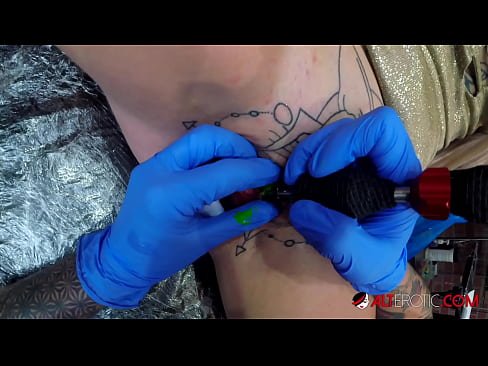 ❤️ Estremamente tatuato hottie Sully Savage ottenuto un tatuaggio sul suo clitoride ️ Pornoal it.vlad-massage-salon.ru ️❤